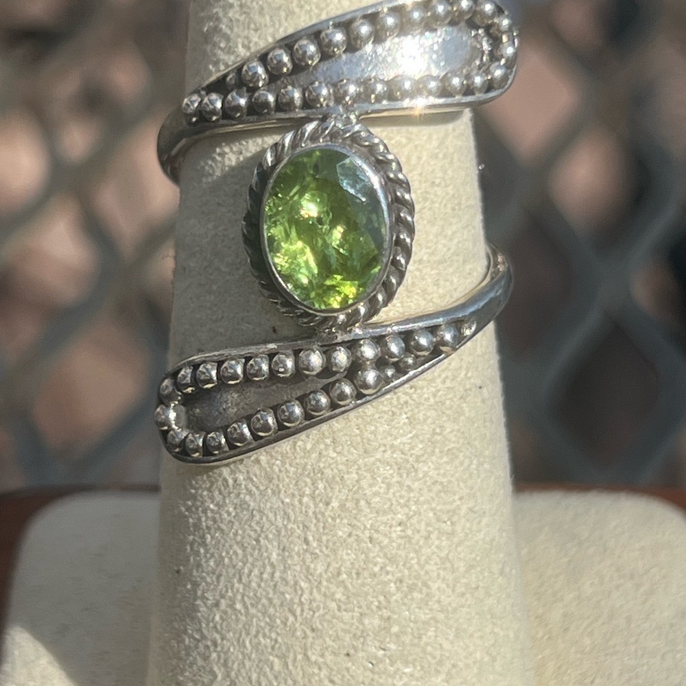 Sparkly Peridot Stone Set in 925 Sterling Silver, Size 7 - NWOT